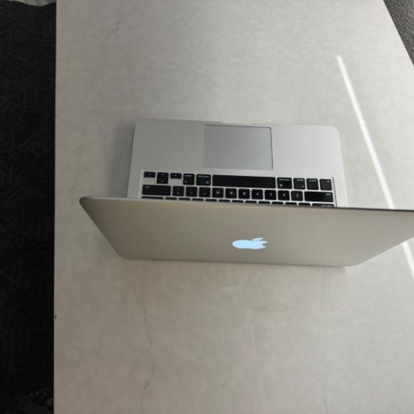 Apple Laptop MacBook Pro, 13-inch, Retina Display, Dual-Core Intel Core i5 - Picture 3 of 6